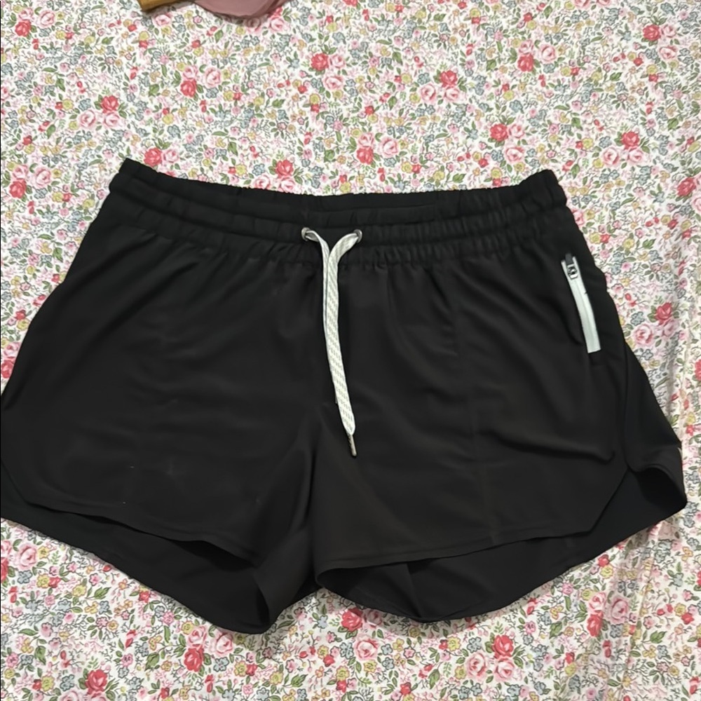 Vuori Women's Black Shorts med